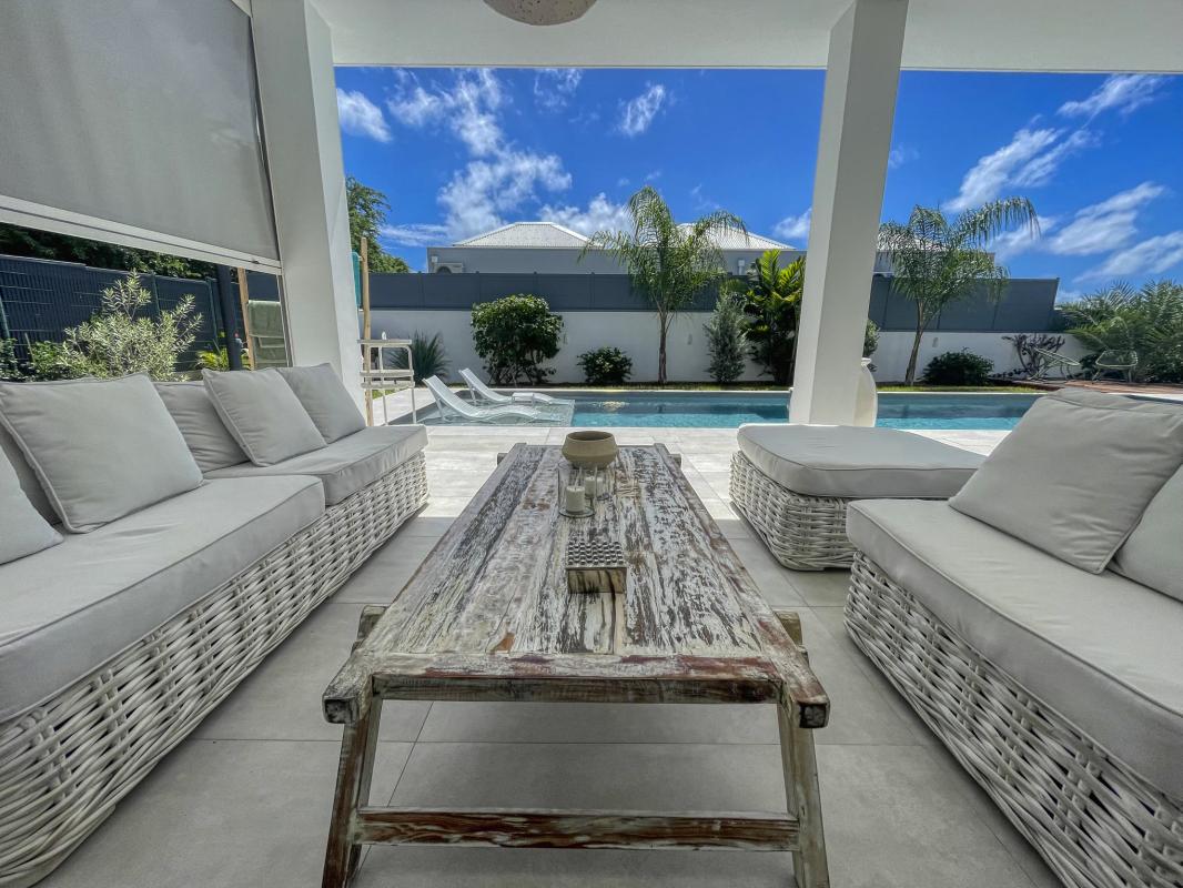12 Location villa piscine accès plage Saint François Guadeloupe_salon exterieur